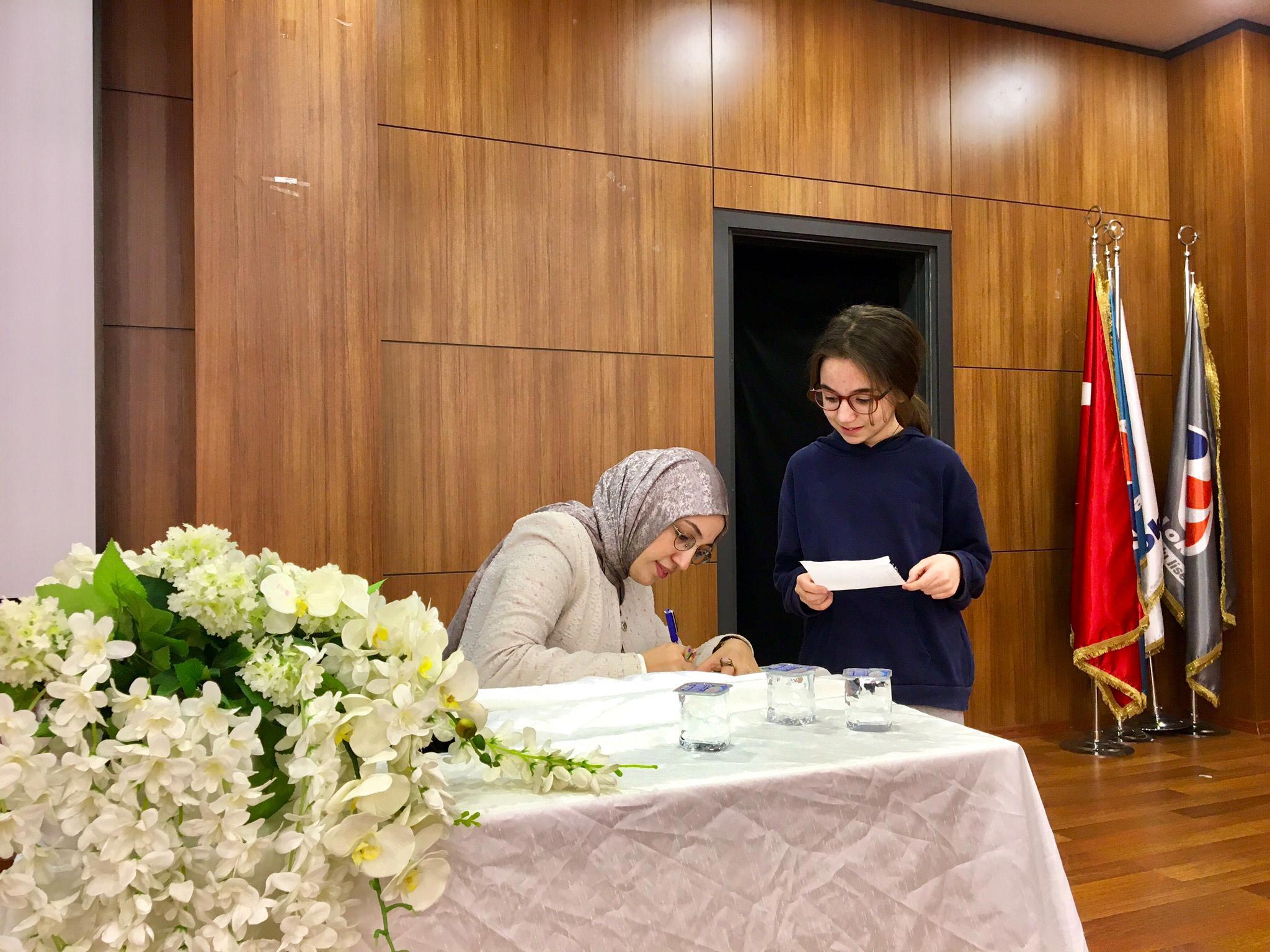 Nur Dombaycı Abla kitaplarını imzaladı